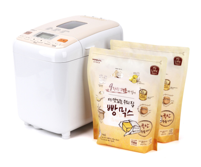 모뉴엘의 제빵기 ‘마이 리틀 베이커리(모델명 MHB500)’는 간단한 조작만으로 빠른 시간에 빵을 만들 수 있어 시간을 절약할 수 있다. 우리나라와 일본 사람들의 입맛에 맞는 찹쌀떡이나 밥빵도 만들 수 있다. 보다 손쉽게 빵을 만들 수 있도록 일본 옥세일사(社)와 함께 만든 전용 베이킹 믹스도 같이 출시했다.