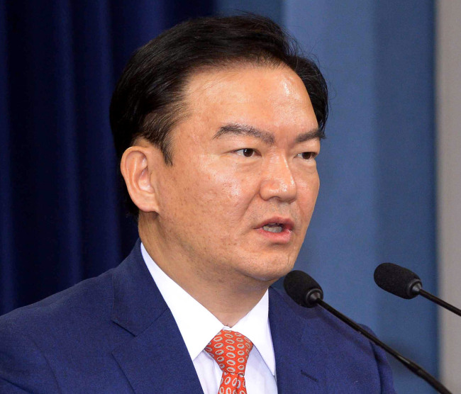 6일 청와대 프리핑룸에서  민경욱 대변인이 임명 후 첫 프리핑을 하며 박근혜대통령의 이산가족상봉에 대한  메시지를 발표하고 있다. 2014.1.6. 청와대사진기자단
6일 청와대 프리핑룸에서  민경욱 대변인이 임명 후 첫 프리핑을 하며 박근혜대통령의 이산가족상봉에 대한  메시지를 발표하고 있다. 2014.1.6. 청와대사진기자단
6일 청와대 프리핑룸에서  민경욱 대변인이 임명 후 첫 프리핑을 하며 박근혜대통령의 이산가족상봉에 대한  메시지를 발표하고 있다. 2014.1.6. 청와대사진기자단