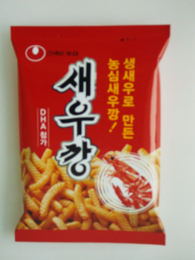 서민들은 지금부터 허리띠를 한번 더 바짝 졸라매야할 것 같다. 초코파이에 이어 콜라 사이다, 새우깡 등 대한민국 대표 먹거리들이 줄줄이 오르는 등 서민물가에 적신호가 켜졌기 때문이다. 농심은 새우깡을 비롯한 스낵류와 즉석밥, 웰치주스 등에 대해 7일 부터 평균 7.5% 인상한다고 밝혔다. 특히 새우깡은 1년6개월만에 다시 가격이 오르는 셈이다.