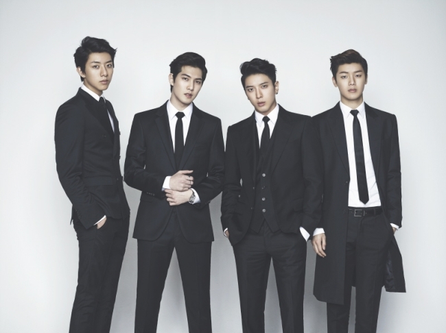 이정신(좌부터/가수/탤런트/CNBLUE),이종현(가수/탤런트/CNBLUE),정용화(가수/탤런트/CNBLUE),강민혁(가수/탤런트/CNBLUE)
씨엔블루가 리더 정용화 곡으로 컴백한다.