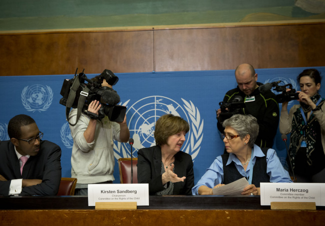 Kirsten Sandberg (center), chairperson of the U.N. Committee on the Rights of the Child, talks to committee members Maria Herczog (right) and Benyam Mezmur during a press conference at the United Nations headquarters in Geneva, Switzerland, Wednesday.   AP-Yonhap