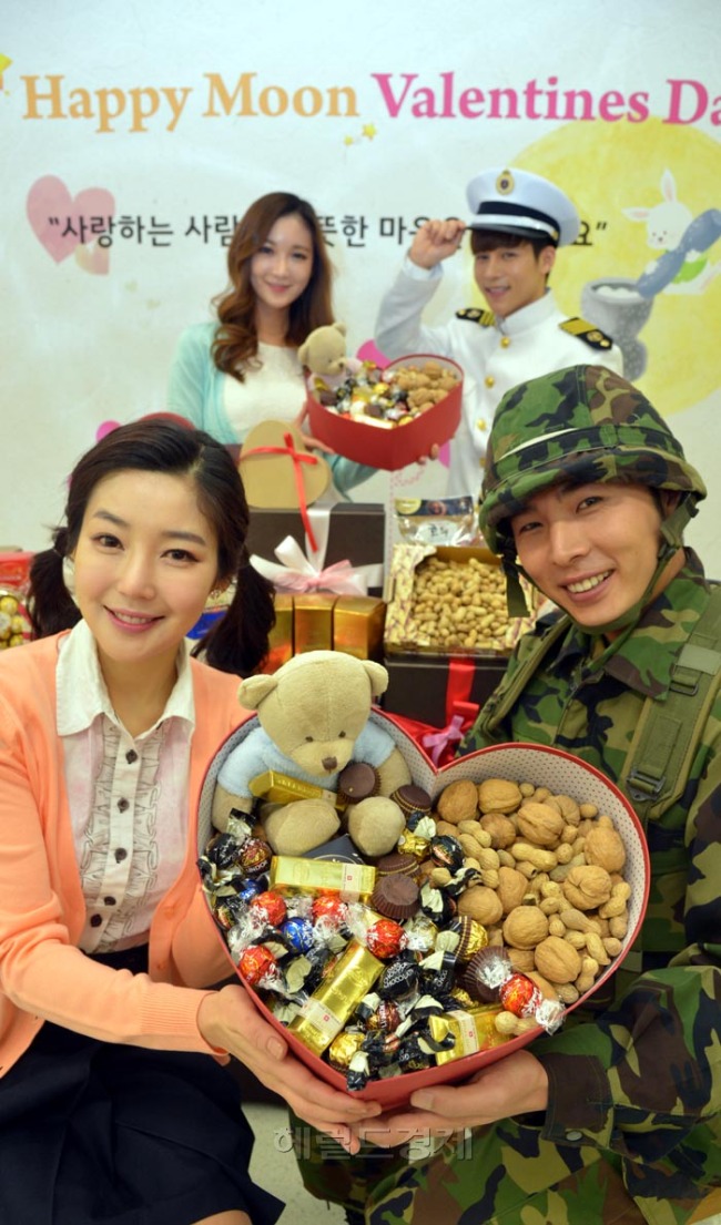 홈플러스는 6일 영등포점에서 올해 2월 14일 발렌타인데이와 정월대보름이 겹쳐 초콜릿 및 부럼 기획전을 열고 있다. 14일까지 전국 139개 점포에서 프랑스, 벨기에 유명 초콜릿 등 200여개 상품을 선보이며 군대간 가족이나 친구에게 무료배송해주는 서비스를 실시한다. 또한 땅콩과 호두를 비롯해 젊은 층 입맛에 맞춘 아몬드 등 다양한 견과류도 함께 판매한다.