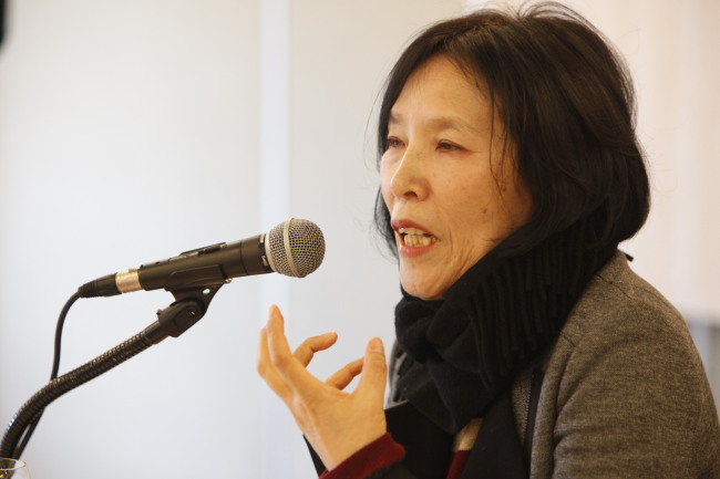 서영은(소설가)
소설은 허구를 매개로 삶의 실체를 들춘다. 소설 속 자아를 작가와 동일시해 작가에 대한 나름의 환상에 빠지는 독자들도 적지 않지만, 어디까지나 소설은 소설일 뿐이다.