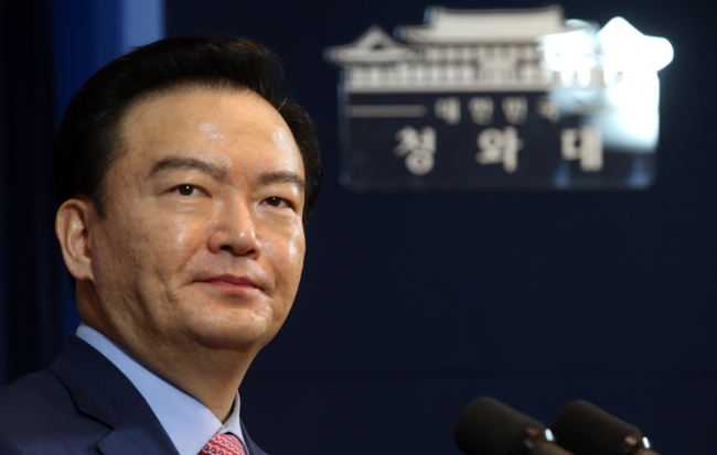 민경욱(정무직공무원/전앵커/대통령비서실대변인)Selecting a talented, problem-free aide is not President Park Geun-hye’s strong suit. Take, for example, her former presidential spokespeople, one of whom she helplessly fired amid embarrassing sexual harassment allegations toward a female intern. Her latest choice for the post is also being put to the test.
Min Kyung-wook
