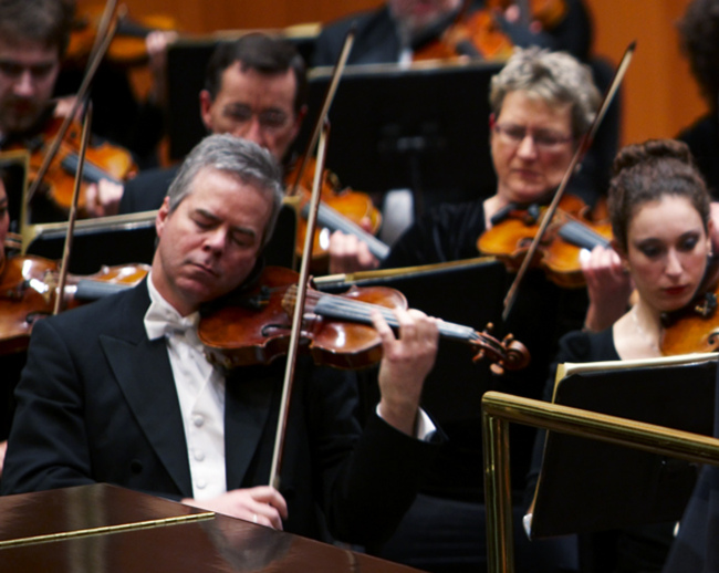 In this undated photo provided by the Milwaukee Symphony Orchestra concertmaster Frank Almond plays a 300-year-old Stradivarius violin that was on loan to him during a concert in Milwaukee.   AP-Yonhap