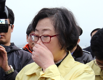 윤진숙(전장관/전연구인)
President Park Geun-hye on Thursday sacked Minister of Oceans and Fisheries Yoon Jin-sook over her controversial conduct in dealing with the oil spill in Yeosu, South Jeolla Province.