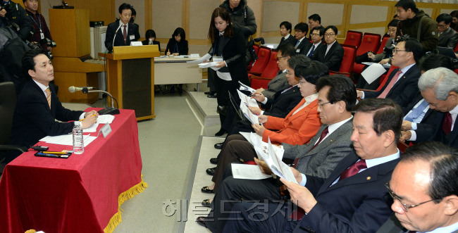 국회 정무위원회가 카드사의 개인정보 대량유출 사태와 관련해 7일 오전 서울 강서구 염창동 KB국민카드 전산센터를 찾아 현장점검을 벌이고 있다. 정무위 여당간사인 박민식(왼쪽) 새누리당 의원이  KB국민카드 염창동 전산센터 시청각실에서 진행되는 질의.응답 시간을 주재하고 있다./안훈기자 rosedale@ 2014.02.07
국회 정무위원회가 카드사의 개인정보 대량유출 사태와 관련해 7일 오전 서울 강서구 염창동 KB국민카드 전산센터를 찾아 현장점검을 벌이고 있다. 정무위 여당간사인 박민식(왼쪽) 새누리당 의원이  KB국민카드 염창동 전산센터 시청각실에서 진행되는 질의.응답 시간을 주재하고 있다./안훈기자 rosedale@ 2014.02.07