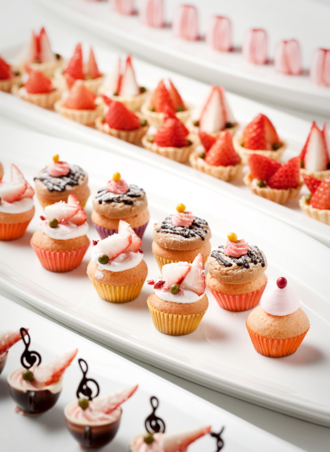 Strawberry dessert buffet at Sheraton Grand Walkerhill
The Pavillion, the lobby lounge at Sheraton Grande Walkerhill, is offering the “Very Berry Strawberry” weekend dessert buffet from Feb. 8 to Mar. 30. The buffet is available every Saturday and Sunday and will be offered in two shifts: from 1:00 p.m. to 3:00 p.m., and from 3:30 p.m. to 5:30 p.m.