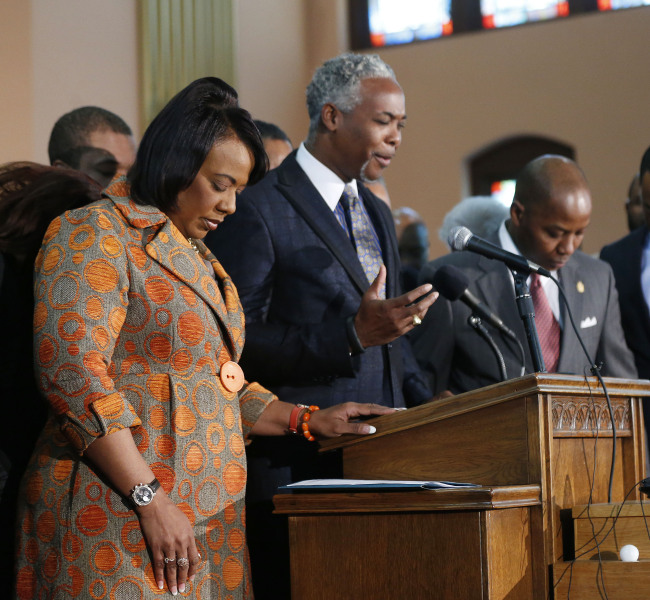 Bernice King bows her head as Rev. Dale Bronner prays during a news conference at historic Ebenezner Baptist Church, where her father Martin Luther King Jr. preached, in Atlanta on Thursday.   AP-Yonhap