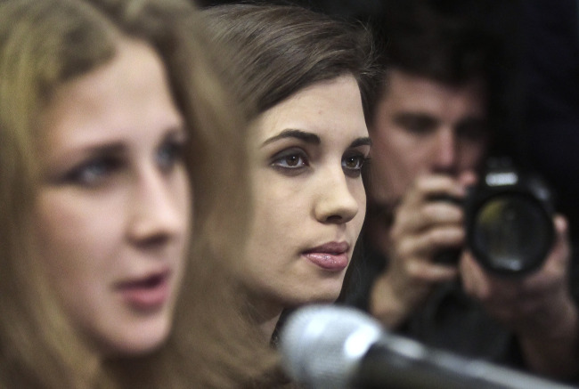 Members of Pussy Riot, Maria Masha Alyokhina (left) and Nadezhda Nadya Tolokonnikova, hold a news conference at Amnesty International’s New York headquarters in New York on Tuesday.   AP-Yonhap
