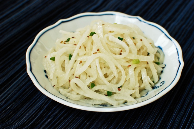 Mu namul. (Korean Bapsang)