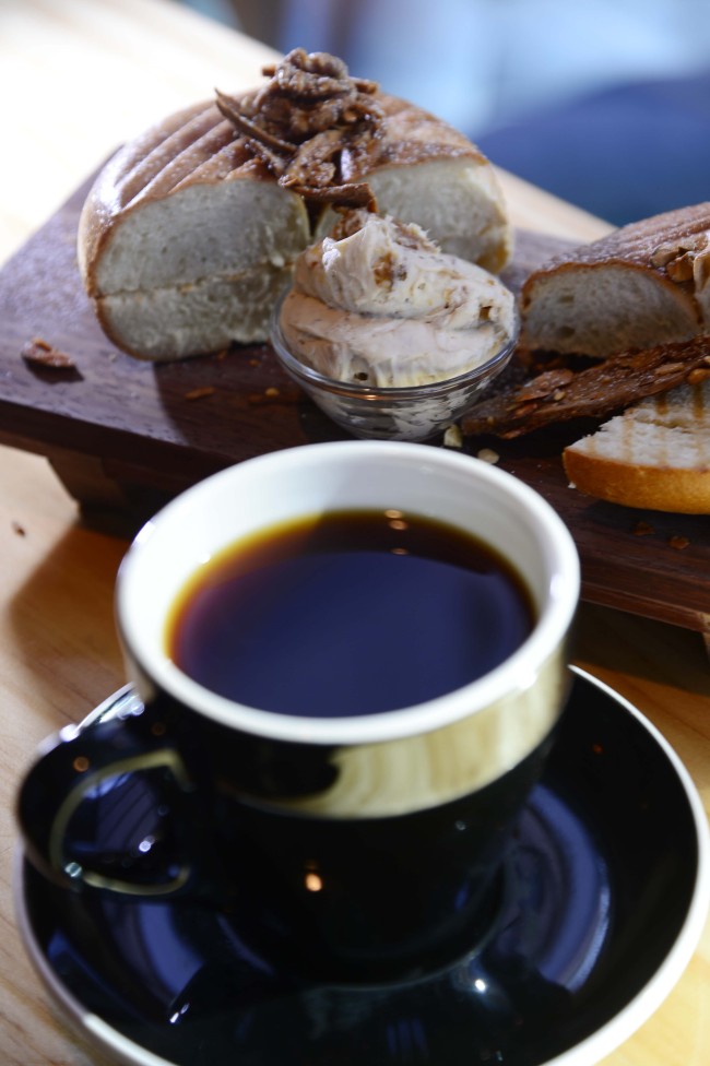Sam’s Bagel and Roastery’s Sweet Skunk house blend pour-over coffee (front) and plain bagel with fig cream cheese.
(Park Hae-mook/The Korea Herald)