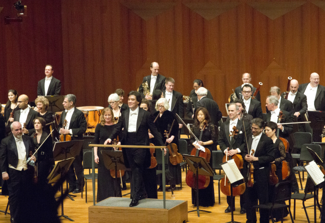 Conductor Alan Gilbert and the New York Philharmonic Orchestra perform at Seoul Arts Center, southern Seoul, on Thursday.