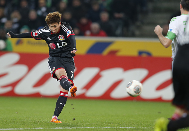 Bayer Leverkusen’s Son Heung-min scores against Borussia Moenchengladbach on Friday. Leverkusen won 1-0.   AP-Yonhap