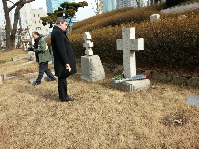 Russian Deputy Chief of Mission to South Korea Oleg V. Davydov says a prayer after laying a handful of red roses at the headstone of former Russian diplomat Sergey Chirkin at Yanghwajin Foreigners’ Cemetery on Thursday.   Philip Iglauer/The Korea Herald