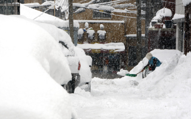 A resident clears snow in Gangneung, Gangwon Province, Saturday.   Yonhap