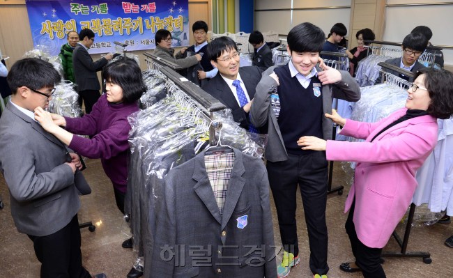 졸업 입학시즌을 맞아 서울 광진구가 10일 오전 대원고등학교에서 학부모들의 경제적 부담을 덜어주고 자원 재활용을 촉진하는 것은 물론 선후배간의 정을 돈독히 하고자 '2014 사랑의 교복 물려주기' 행사를 개최하고 있다. 박해묵 기자/mook@heraldcorp.com
졸업 입학시즌을 맞아 서울 광진구가 10일 오전 대원고등학교에서 학부모들의 경제적 부담을 덜어주고 자원 재활용을 촉진하는 것은 물론 선후배간의 정을 돈독히 하고자 '2014 사랑의 교복 물려주기' 행사를 개최하고 있다. 박해묵 기자/mook@heraldcorp.com
졸업 입학시즌을 맞아 서울 광진구가 10일 오전 대원고등학교에서 학부모들의 경제적 부담을 덜어주고 자원 재활용을 촉진하는 것은 물론 선후배간의 정을 돈독히 하고자 '2014 사랑의 교복 물려주기' 행사를 개최하고 있다. 박해묵 기자/mook@heraldcorp.com