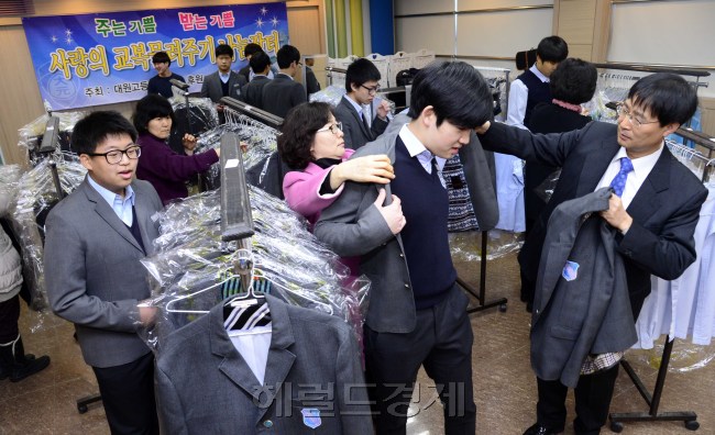 졸업 입학시즌을 맞아 서울 광진구가 10일 오전 대원고등학교에서 학부모들의 경제적 부담을 덜어주고 자원 재활용을 촉진하는 것은 물론 선후배간의 정을 돈독히 하고자 '2014 사랑의 교복 물려주기' 행사를 개최하고 있다. 박해묵 기자/mook@heraldcorp.com
졸업 입학시즌을 맞아 서울 광진구가 10일 오전 대원고등학교에서 학부모들의 경제적 부담을 덜어주고 자원 재활용을 촉진하는 것은 물론 선후배간의 정을 돈독히 하고자 '2014 사랑의 교복 물려주기' 행사를 개최하고 있다. 박해묵 기자/mook@heraldcorp.com
졸업 입학시즌을 맞아 서울 광진구가 10일 오전 대원고등학교에서 학부모들의 경제적 부담을 덜어주고 자원 재활용을 촉진하는 것은 물론 선후배간의 정을 돈독히 하고자 '2014 사랑의 교복 물려주기' 행사를 개최하고 있다. 박해묵 기자/mook@heraldcorp.com