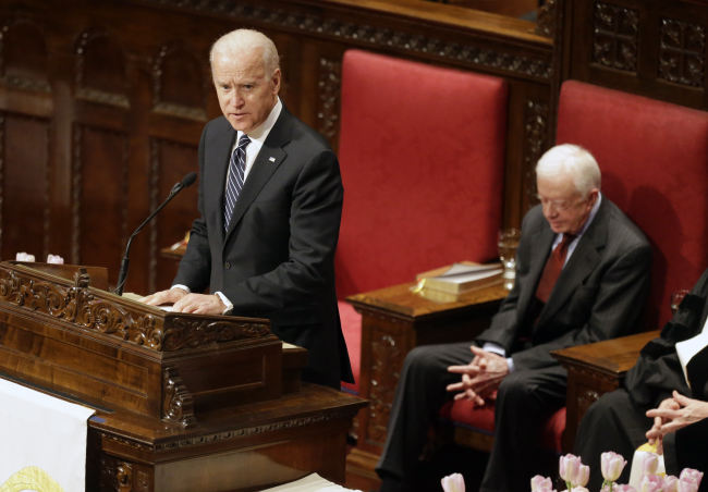 Vice President Joe Biden pays tribute to Joan Mondale at her memorial service at Westminster Presbyterian Church as former President Jimmy Carter (right), waits to speak in Minneapolis on Saturday. Joan Mondale, 83, died Feb. 3.   AP-Yonhap