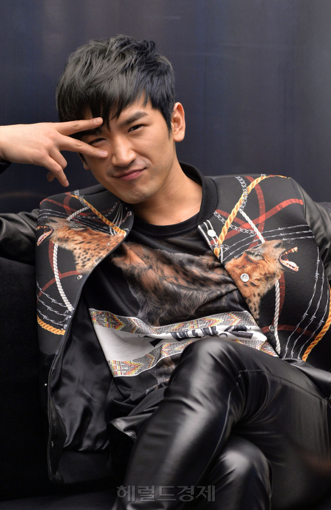 이민우(가수/영화배우/신화)
5년 만에 솔로 미니앨범 ‘M+TEN’으로 컴백한 M 이민우는 여느 30대 남자가 그렇듯이 뜨거운 열정과 스스로를 돌아볼 줄 아는, 1m 거리를 확보한 여유로움을 보였다. 그는 솔로 가수로서의 지난 10년의 성공이 그룹 ‘신화’와 음악팬에 빚지고 있다고 했다.