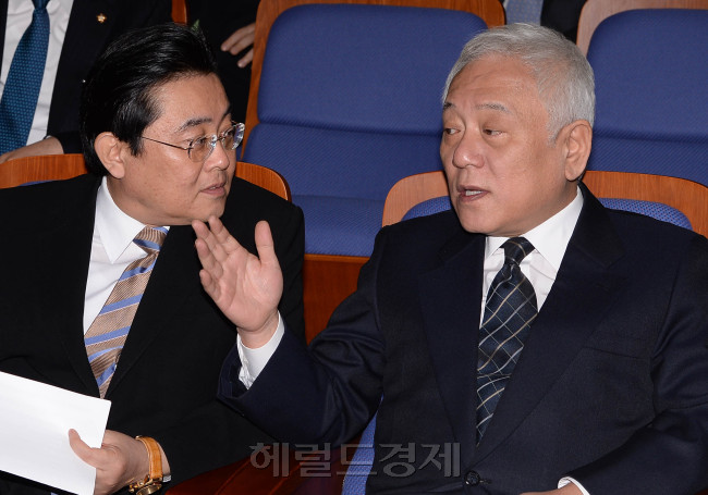 전병헌(좌부터/국회의원/정당인/민주당원내대표),김한길(국회의원/민주당당대표)
국가기관 대선 개입 의혹 수사와 관련해 김용판 전 서울지방경찰청장에 대한 1심 무죄 판결을 규탄하는 촛불은 늘었지만, 민주당의 고민은 깊어만 가고 있다. 지난해 장외투쟁까지 하면서 국정원의 대선 개입 문제를 공론화하는 데는 성공했지만, 6ㆍ4 지방선거를 앞두고 방향 잡기가 쉽지 않기 때문이다. 여기에는 소치 동계올림픽 등으로 국정원 대선 개입 문제에 대한 국민들의 관심이 예전만 못하다는 데 고민의 끝이 닿아 있다.