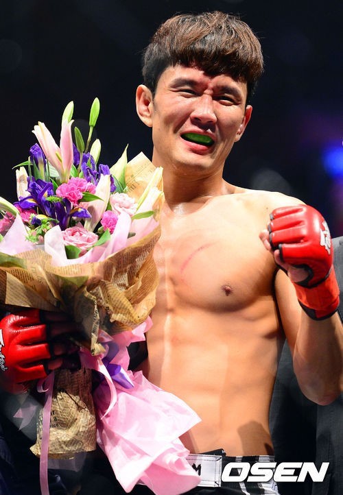 윤형빈(윤성호/개그맨/가수/오버액션)
개그맨 윤형빈(34)이 격투기 데뷔전을 통쾌한 TKO승으로 장식한 가운데 아내인 개그우먼 정경미에게 “고맙고 사랑한다”고 전했다.