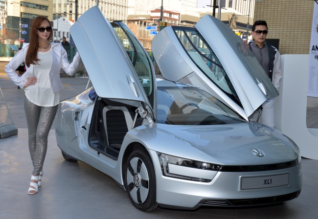 Volkswagen Korea introduced its XL1, a plug-in diesel-electric hybrid vehicle designed to travel up to 111.1 kilometers on a single liter of fuel.   Kim Myung-sub/The Korea Herald