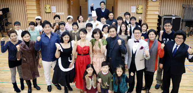 Cast and crew members of the Royal Academy of Music Korea production of “Cosi fan Tutte” pose for a photo before a rehearsal at Sejong Center for the Performing Arts in Seoul on Sunday.
(Park Hyun-koo/The Korea Herald)