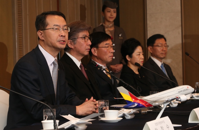 Asiana Airlines CEO Kim Soo-cheon (left) speaks during a press conference in Seoul on Monday.   Yonhap