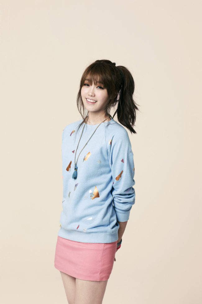정은지(가수/탤런트/에이핑크)
정은지는 ‘에피핑크’의 메인보컬이다. 에이핑크는 섹시와 노출을 무기로 삼는 여느 걸그룹과 달리 청순하고 풋풋한 소녀의 감성으로 ‘노노노‘를 부른다.