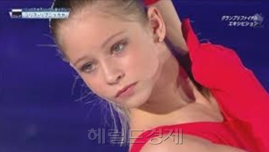 율리아리프니츠카야(YuliaLipnitskaya/스케이트선수)
러시아의 기대를 한몸에 받고 있는 피겨 샛별 율리아 리프니츠카야(16)가 “김연아를 보고싶다”면서 “요즘 누가 러프를 정석으로 뛰냐”고 도발적인 발언을 했다.