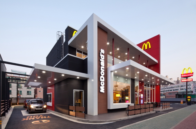 맥도날드(대표 조 엘린저, www.mcdonalds.co.kr)는 예비 프랜차이즈 지원자들을 본격 모집하고 현재 50여개인 가맹 매장을 올해 말까지 100여개로 확대 운영할 계획이라고 11일 밝혔다.