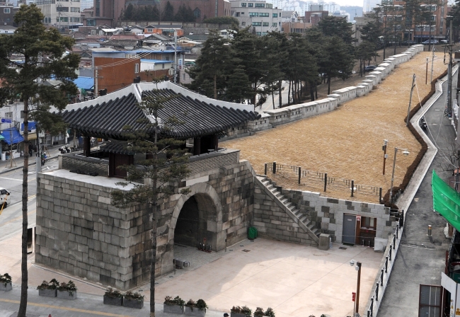 서울 중구(구청장 최창식)는 그동안 철책에 갇혀 시민의 접근이 어려웠던 서울성곽 4소문 중 하나인 광희문을 17일 개방한다고 11일 밝혔다.