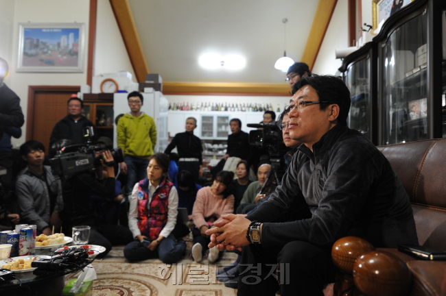 모태범 아버지 모영열 씨(오른쪽)가 두 손을 맞잡고 아들의 선전을 기원하고 있다. [포천=박병국 기자]