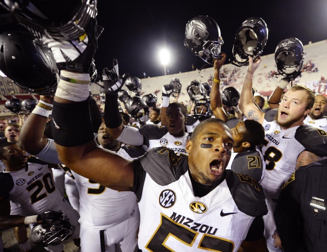 Missouri Tigers defensive lineman Michael Sam (front) celebrates after beating Indiana 45-28 in September.   USA Today-Yonhap