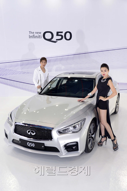 더 뉴 인피니티 Q50이 11일 오전 서울강남구 SETEC에서 국내 출시 미디어 포토세션을 가지고 있다. 이번 국내에 출시된 더 뉴 인피니티 Q50는 디젤(Q50 2.2d)과 하이브리드(Q50 Hybrid) 두 종류로 공인 복합연비가 각각 15.1km/l, 12.6km/l이다.