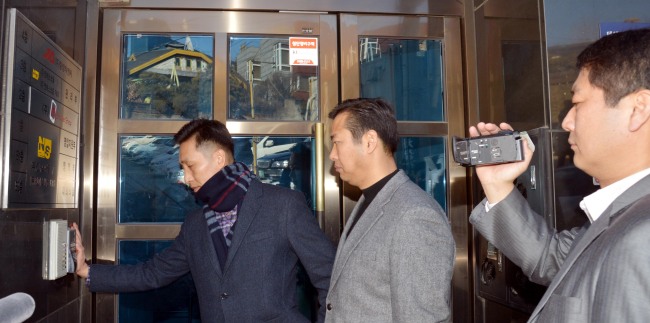 Investigators raid the office of NS Soul, a subcontractor of KT ENS Co. in Seoul on Tuesday.
Kim Myung-sub/The Korea Herald
