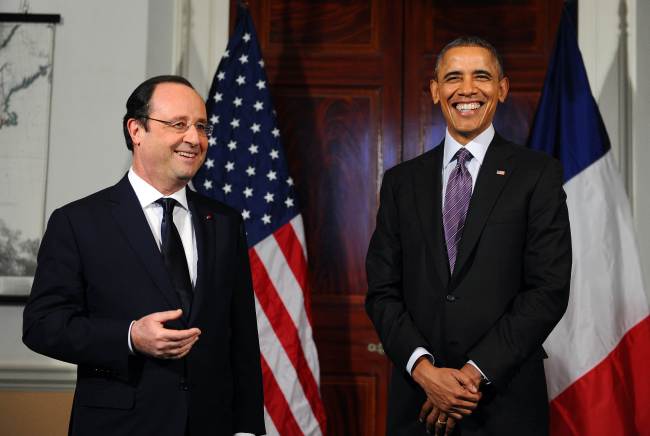 U.S. President Barack Obama (right) laughs as French President Francois Hollande makes a statement to the media after touring the residence of Thomas Jefferson at Monticello in Charlottesville, Virginia, Monday.   AFP-Yonhap
