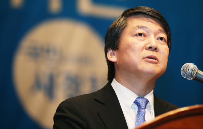 안철수(국회의원/국회)
Independent Rep. Ahn Cheol-soo’s new party will purse “politics of life” to establish an “economy of life” in Korea, Ahn’s new political committee announced Tuesday.
Independent Rep. Ahn Cheol-soo outlines his vision for new politics in Seoul on Tuesday.   Yonhap
