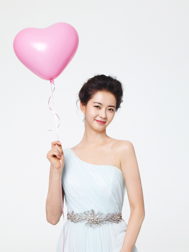 고아라(탤런트/영화배우)
내 남자는 뭐든지 주는 데로 잘 받고 잘 입고 잘 쓴다고? 이제 이같은 잘못된 생각은 버리자. 대다수의 남자들은 여자의 관점에서 고른 선물들 앞에 ‘대략 난감’한 표정을 짓게 된다. 특히 최근에 자기관리를 중요시하고 꾸미는 것을 부정적으로 보지 않는 사회 분위기가 커지면서 외모와 패션 등 여성 못지않게 자신을 가꾸는 남성들이 대거 증가하고 있다.