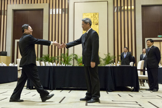 Wang Yu-chi (left), head of Taiwan’s Mainland Affairs Council, meets with Zhang Zhijun, director of China’s Taiwan Affairs Office, in Nanjing, China, Tuesday.   AP-Yonhap