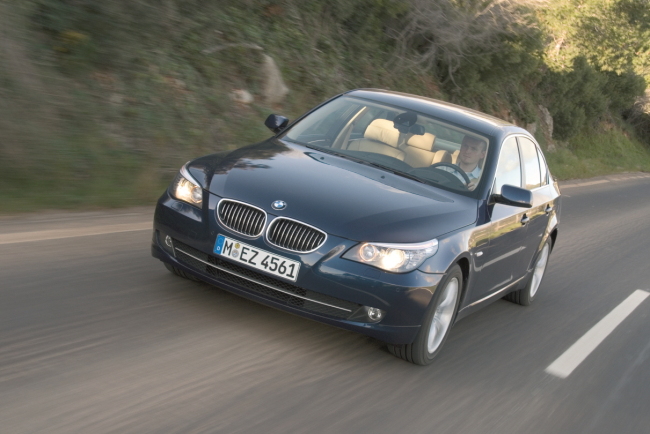 BMW 코리아는 오는 28일까지 전국 BMW 공식 서비스 센터에서출고 후 5년 이상 된 구형 5시리즈, X5, X6, M5를 대상으로 리프레시 캠페인을 진행한다고 11일 밝혔다.
이번 캠페인을 통해 BMW는 구형 5시리즈 및 X5, X6, M5를 보유하고 있는 고객에게 BMW의 최첨단 진단장비를 이용한 무상점검과 함께 캐스트롤(Castrol) 엔진 오일과 BMW 오리지널 부품을 20％ 할인된 가격에 제공한다(단, 사고 수리 및 타사 타이어 교환 제외).