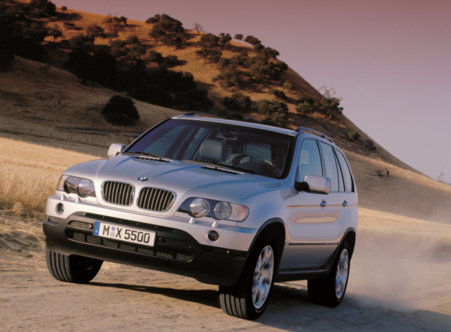 BMW 코리아는 오는 28일까지 전국 BMW 공식 서비스 센터에서출고 후 5년 이상 된 구형 5시리즈, X5, X6, M5를 대상으로 리프레시 캠페인을 진행한다고 11일 밝혔다.
이번 캠페인을 통해 BMW는 구형 5시리즈 및 X5, X6, M5를 보유하고 있는 고객에게 BMW의 최첨단 진단장비를 이용한 무상점검과 함께 캐스트롤(Castrol) 엔진 오일과 BMW 오리지널 부품을 20％ 할인된 가격에 제공한다(단, 사고 수리 및 타사 타이어 교환 제외).