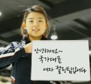 이슬비(컬링선수)
11일(한국시간) 러시아 소치 아이스큐브 컬링센터에서 열린 한.일전에서 대한민국 컬링 여자 대표팀이 동계올림픽 사상 첫 승을 거뒀다는 소식이 전해지면서 컬링에 대한 관심이 높아지고 있다.