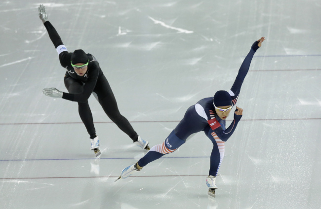 South Korea's Lee Sang-hwa (right), and Brittany Bowe of the U.S. compete in the first heat of the women's 500-meter speedskating race at the Adler Arena Skating Center during the 2014 Winter Olympics, Tuesday. (Yonhap)