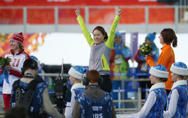 South Korean speed skater Lee Sang-hwa (center) captured the gold medal in the women's 500 meters on Tuesday at the Sochi Winter Games. Olga Fatkulina of Russia (left) and Margot Boer of the Netherlands each took the silver and the bronze. (Yonhap)