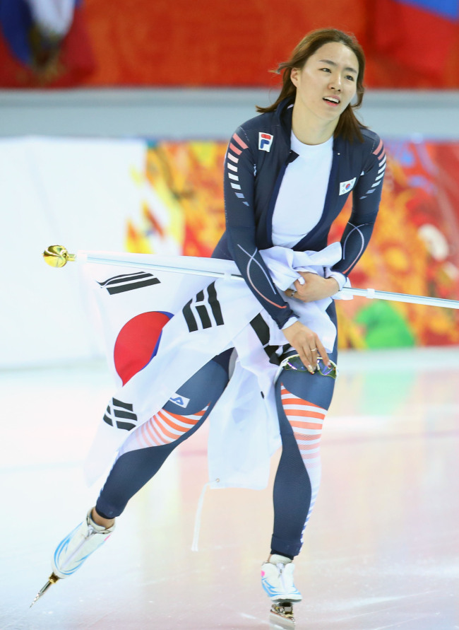 이상화(스케이트선수/서울시청)
South Korean speed skater Lee Sang-hwa captured the gold medal in the women's 500 meters on Tuesday at the Sochi Winter Games, putting together two blistering races to successfully defend her Olympic title.
South Korea's Lee Sang-hwa rallies as she took the gold in the women's 500-meter speedskating race at the Adler Arena Skating Center during the 2014 Winter Olympics, Tuesday. (Yonhap)