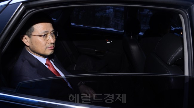 박근혜 정부들어 처음으로 판문점 남측지역인 평화의 집에서 남북고위급회담이 열리는 가운데 12일 오전 남북회담사무국에서 김규현 청와대 국가안보실 1차장 수석대표가 판문점으로 출발하고 있다. 박해묵 기자/mook@heraldcorp.com
박근혜 정부들어 처음으로 판문점 남측지역인 평화의 집에서 남북고위급회담이 열리는 가운데 12일 오전 남북회담사무국에서 김규현 청와대 국가안보실 1차장 수석대표가 판문점으로 출발하고 있다. 박해묵 기자/mook@heraldcorp.com
오는 봄처럼 잘 풀려야 될텐데…