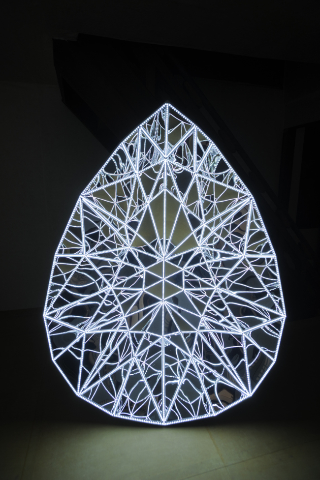 이수경 ‘눈물’, 170×110×60㎝, 스테인리스스틸, LED, 2012. [사진제공=문화역서울 284]