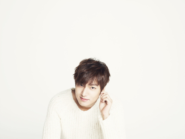 이민호(탤런트/영화배우)
‘방콕의 연인’은 한류스타 이민호였다. 이민호는 한태 바이링구얼 매거진 The BRIDGES가 발렌타인데이를 맞아 실시한 ‘2014년 발렌타인데이에 데이트하고 싶은 한국 배우’ 에서 남자 1위에 뽑혔다.